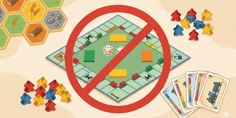 Ein Monopoly-Spielbrett auf einem Tisch, Spielfiguren liegen umgeworfen herum